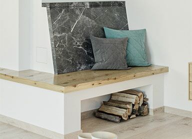 Sitzbank mit Holzlager darunter